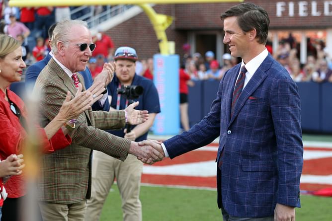 “Archie Manning did the same thing”: 2x Super Bowl champ calls out double standards against Coach Prime for helping out Shedeur