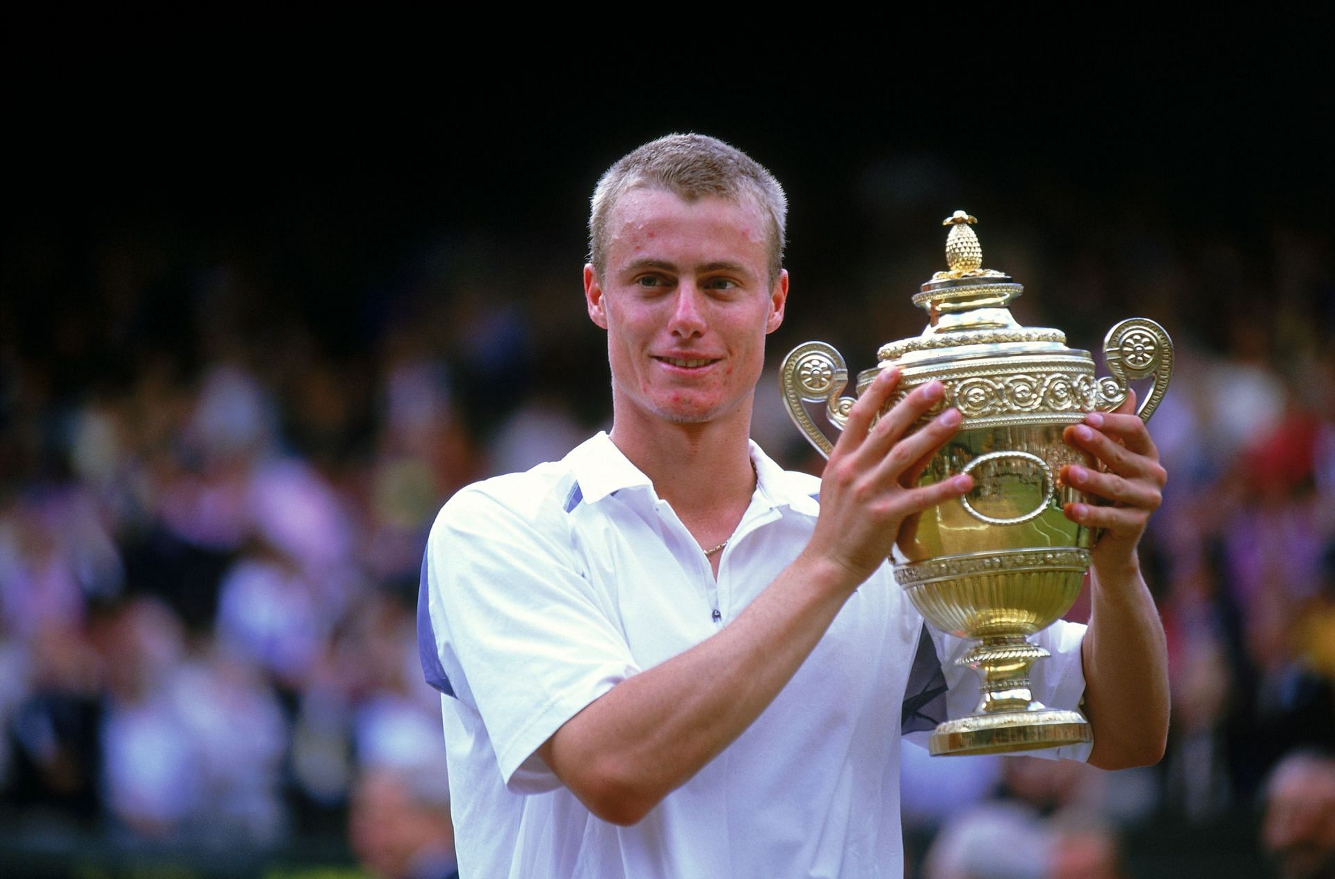 Lleyton Hewitt poses with Wimbledon trophy in 2002 | Image Source: Getty