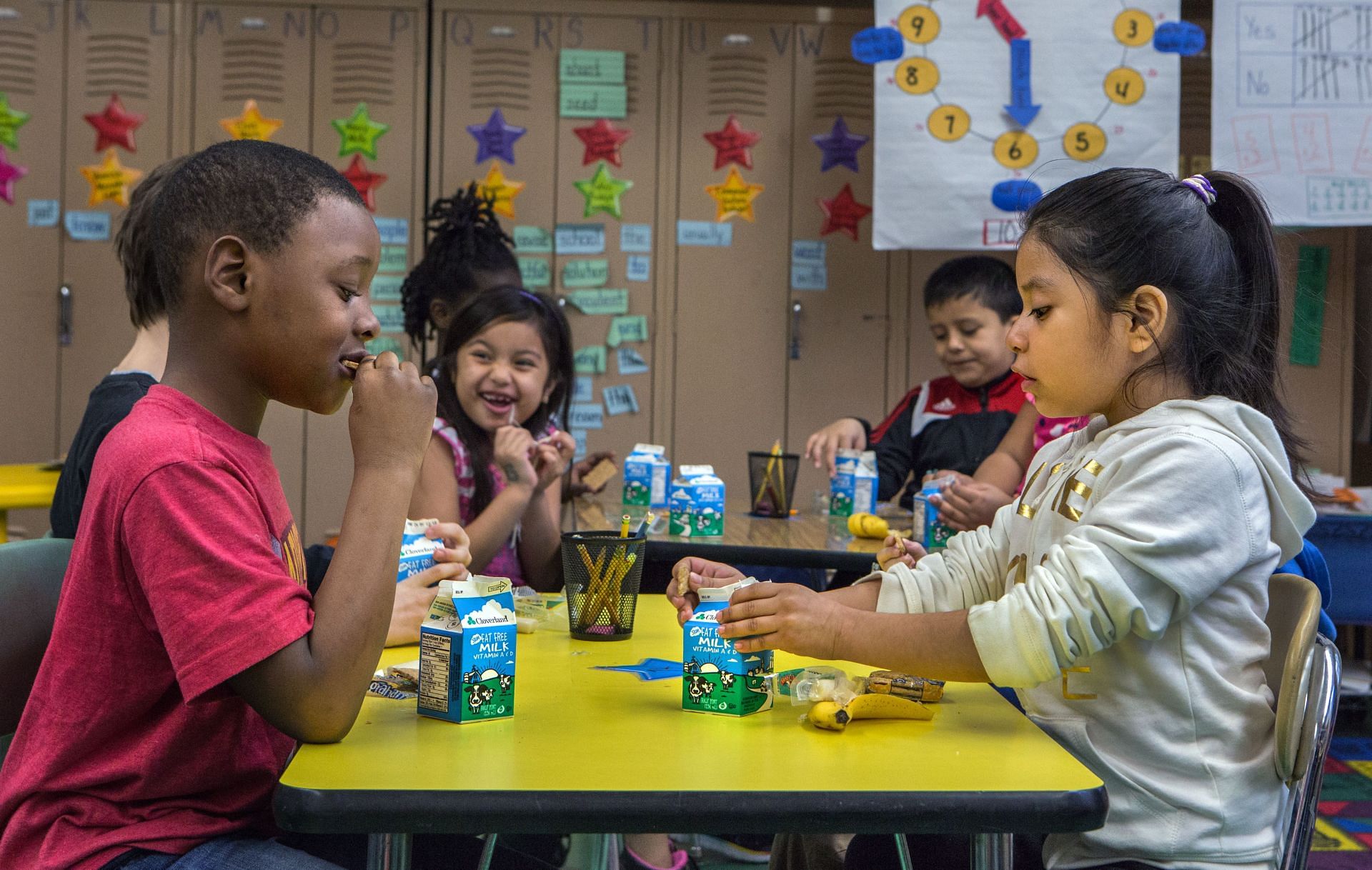 Students eating freshly prepared school meals (Image via Getty)