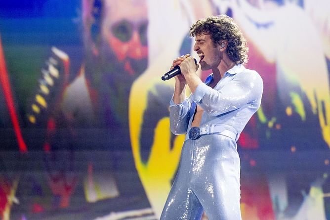 "Going for the Freddy Mercury look?" — Internet reacts as Benson Boone teases new music video
