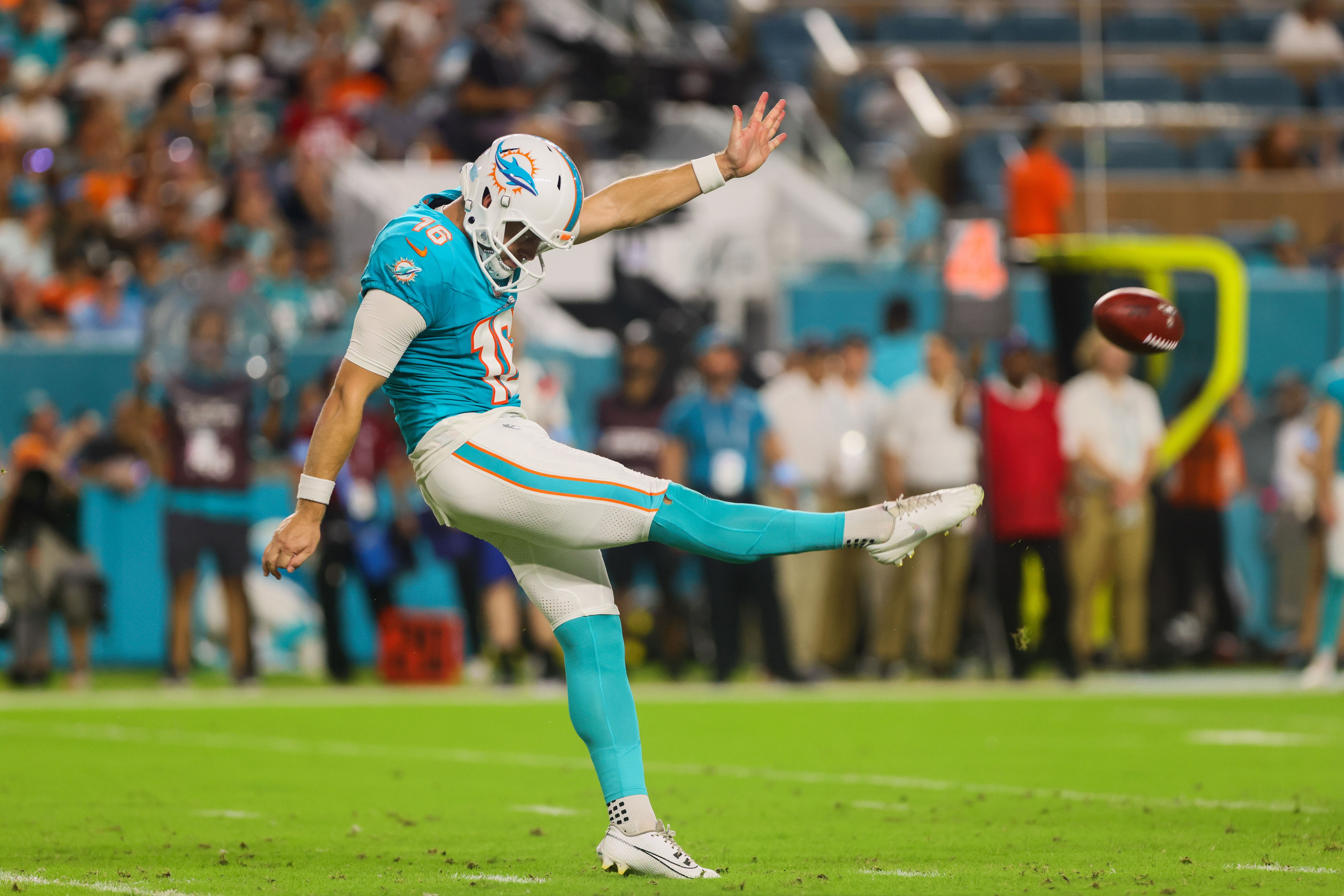 NFL: Tennessee Titans at Miami Dolphins - Source: Imagn