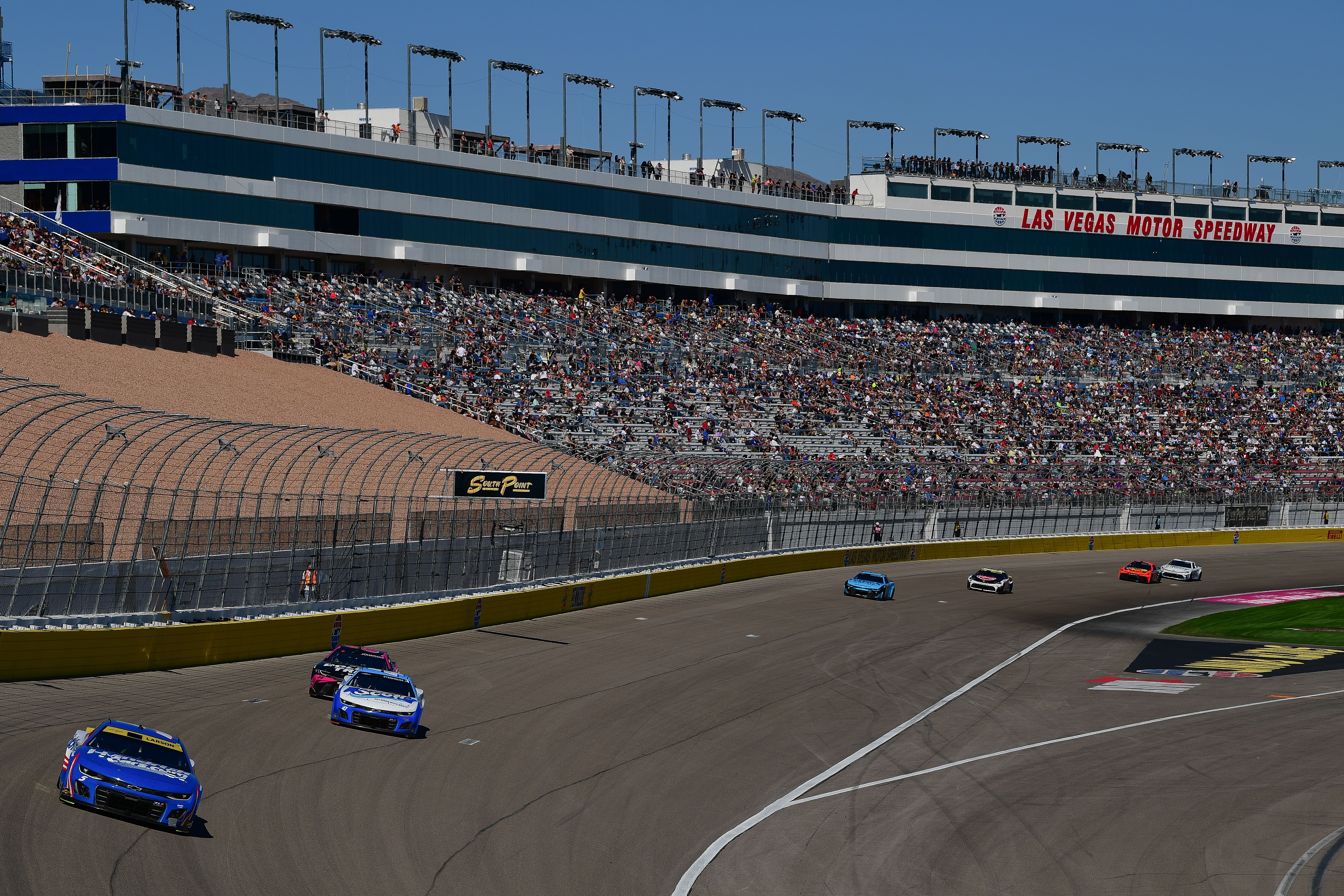 Kyle Larson (5) leading a group at Las Vegas Motor Speedway (fall race) last year - Source: Imagn