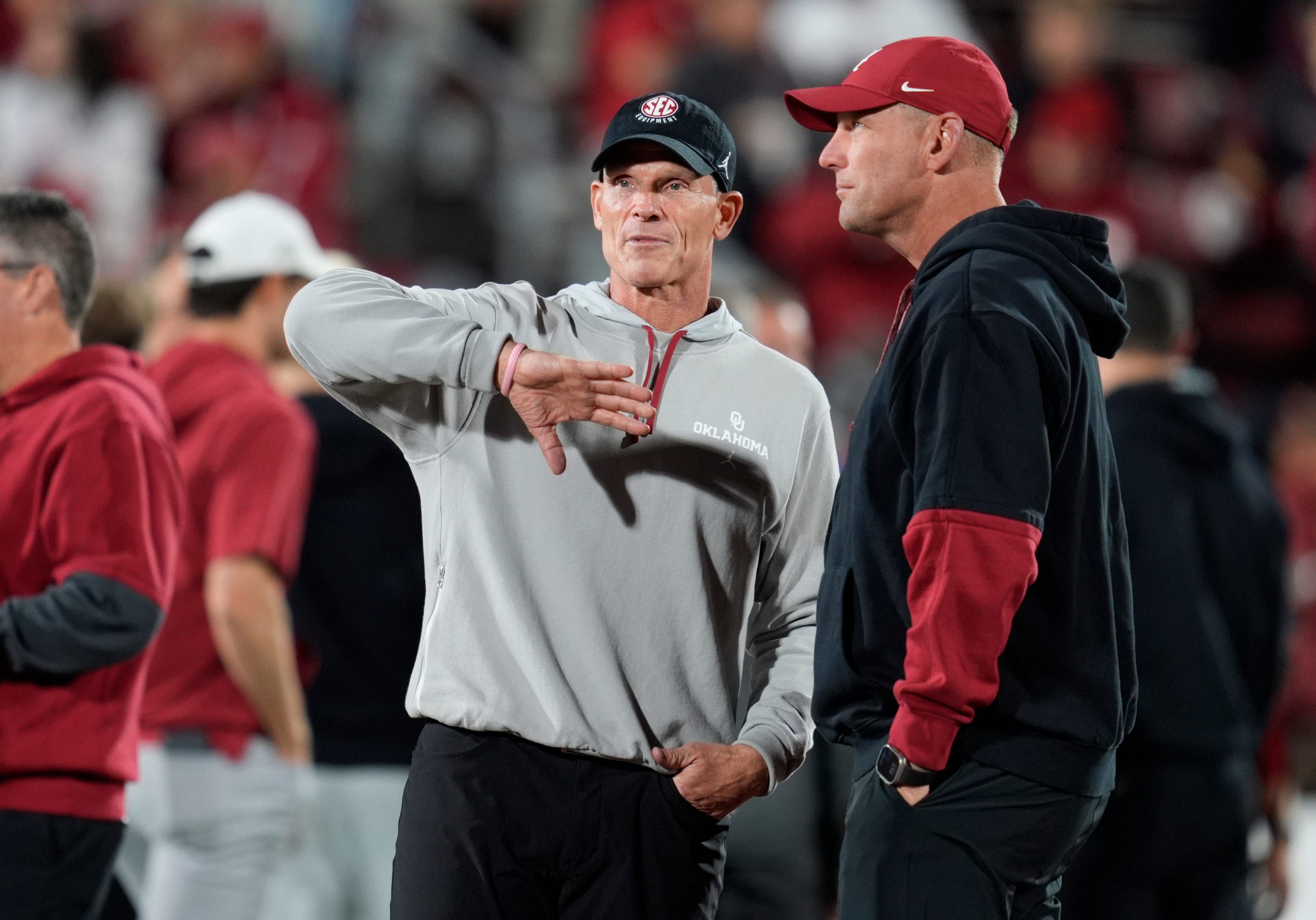 Brent Venables talks with Alabama coach Kalen DeBoer - Source: Imagn