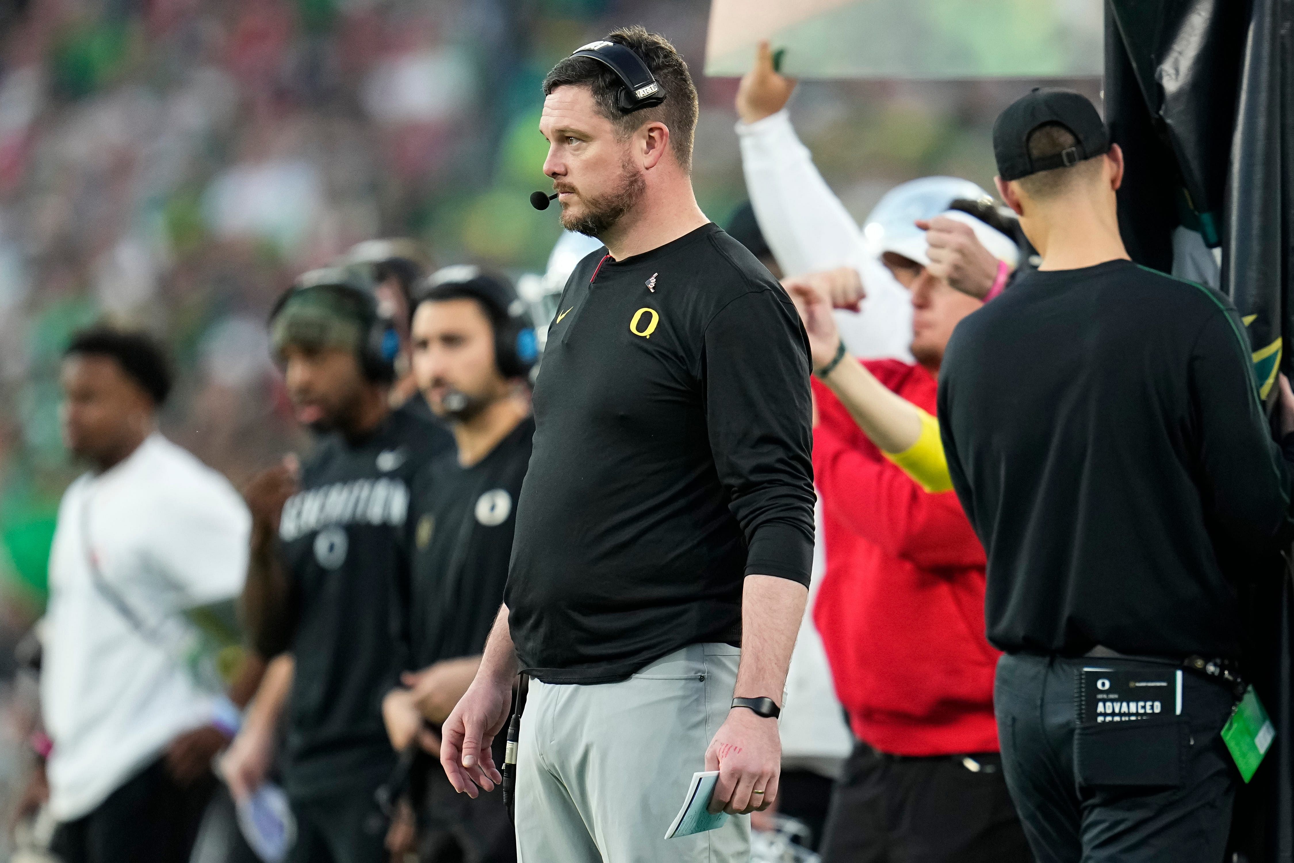 Dan Lanning watches from the sideline - Source: Imagn