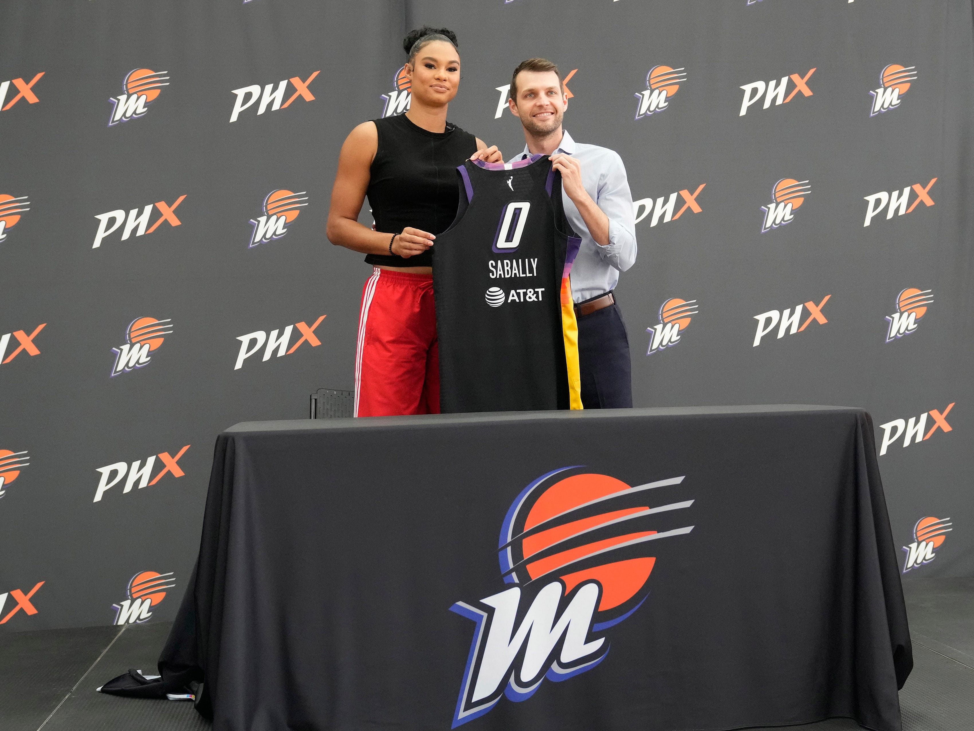 Mercury forward Satou Sabally holds her jersey with general manager Nick U&rsquo;Ren during a news conference at the Phoenix Mercury Practice Facility. Photo Credit: Imagn