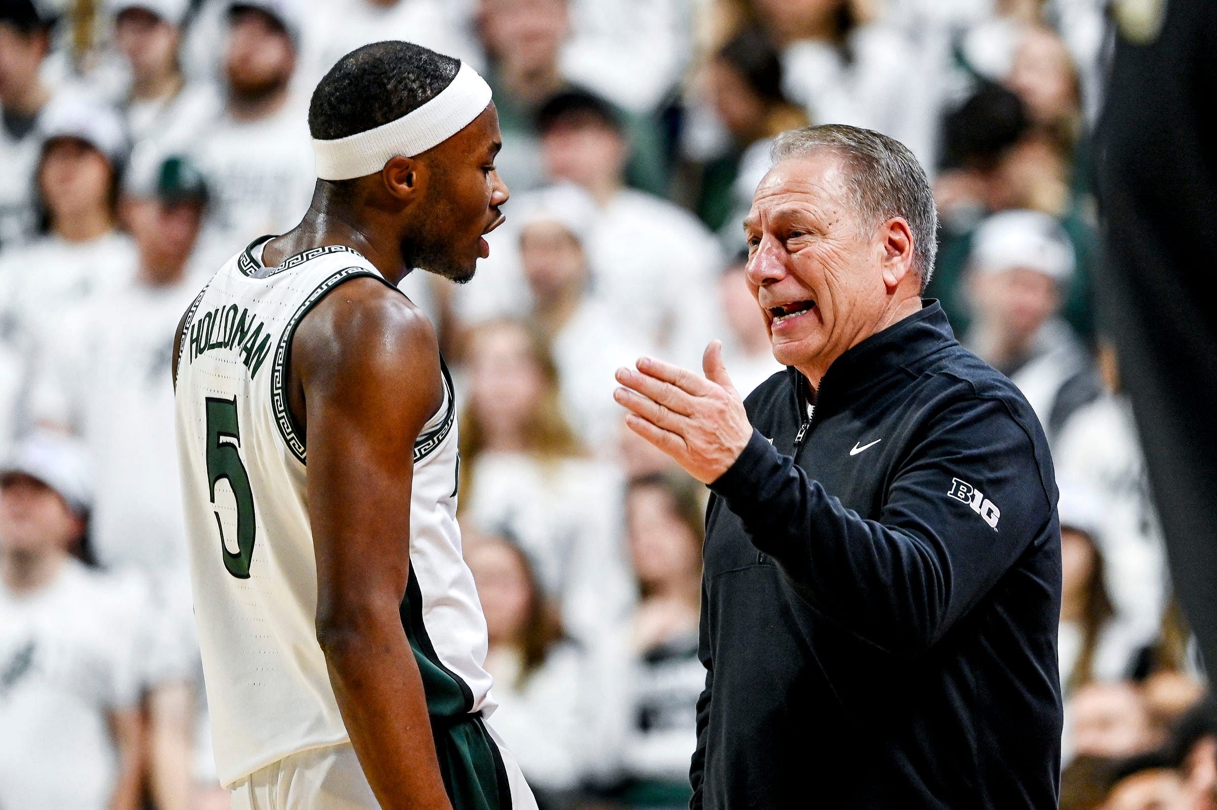 Michigan State coach Tom Izzo talks with Tre Holloman during the first half against Oregon on Feb. 8 at the Breslin Center. Photo: Imagn