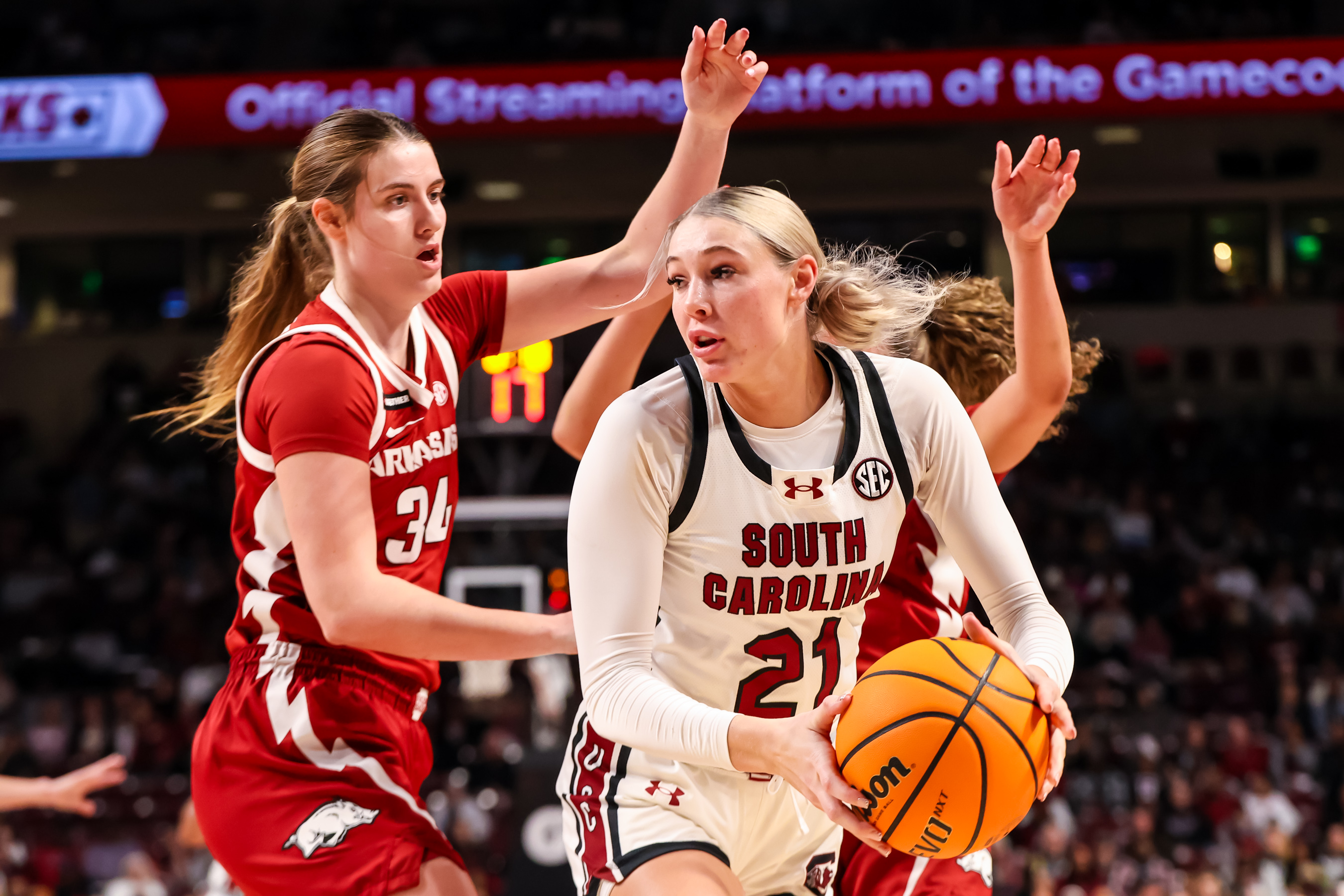 “Scratching her name in the history books”: College hoops fans react to Chloe Kitts’ teammates celebrating her latest achievement