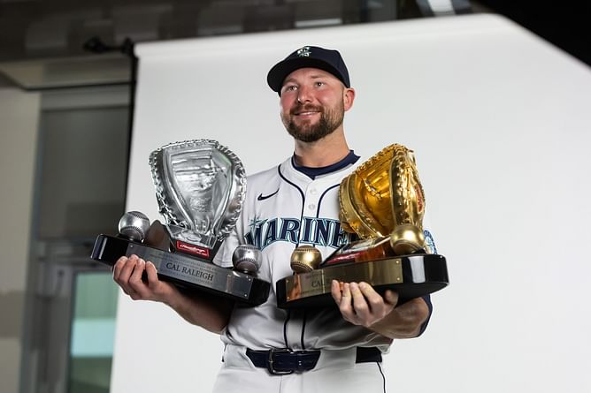 $105,000,000 Mariners star struggles to hold back tears after signing record extension