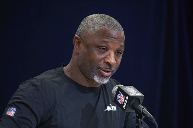 "Our job is to stop that play" - Aaron Glenn makes stance clear on Eagles' tush push play
