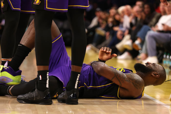 LeBron James vents his feelings with 2 words after Kawhi Leonard escapes punishment for controversial foul