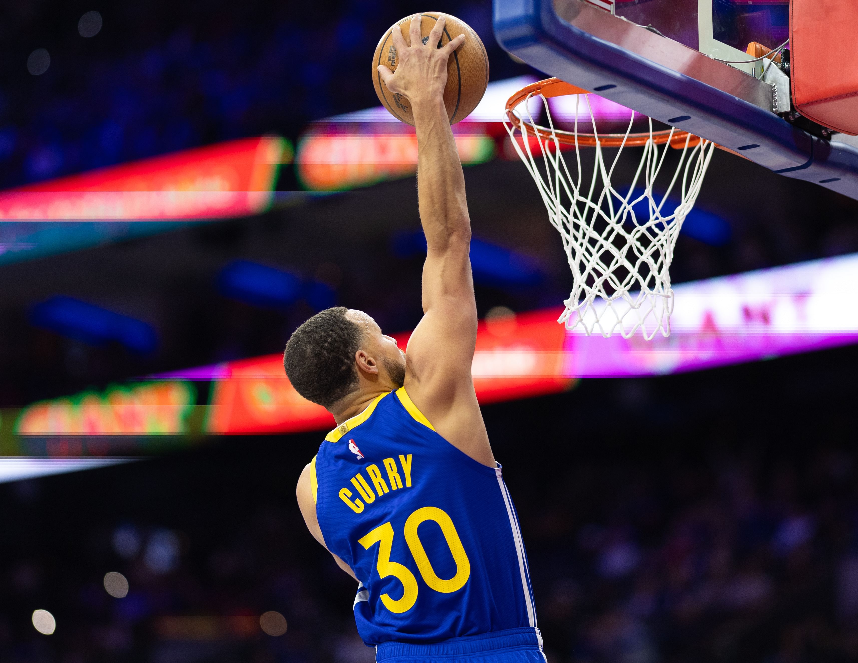 Mar 1, 2025; Philadelphia, Pennsylvania, USA; Golden State Warriors guard Stephen Curry (30) dunks the ball against the Philadelphia 76ers during the fourth quarter at Wells Fargo Center. Mandatory Credit: Bill Streicher-Imagn Images - Source: Imagn