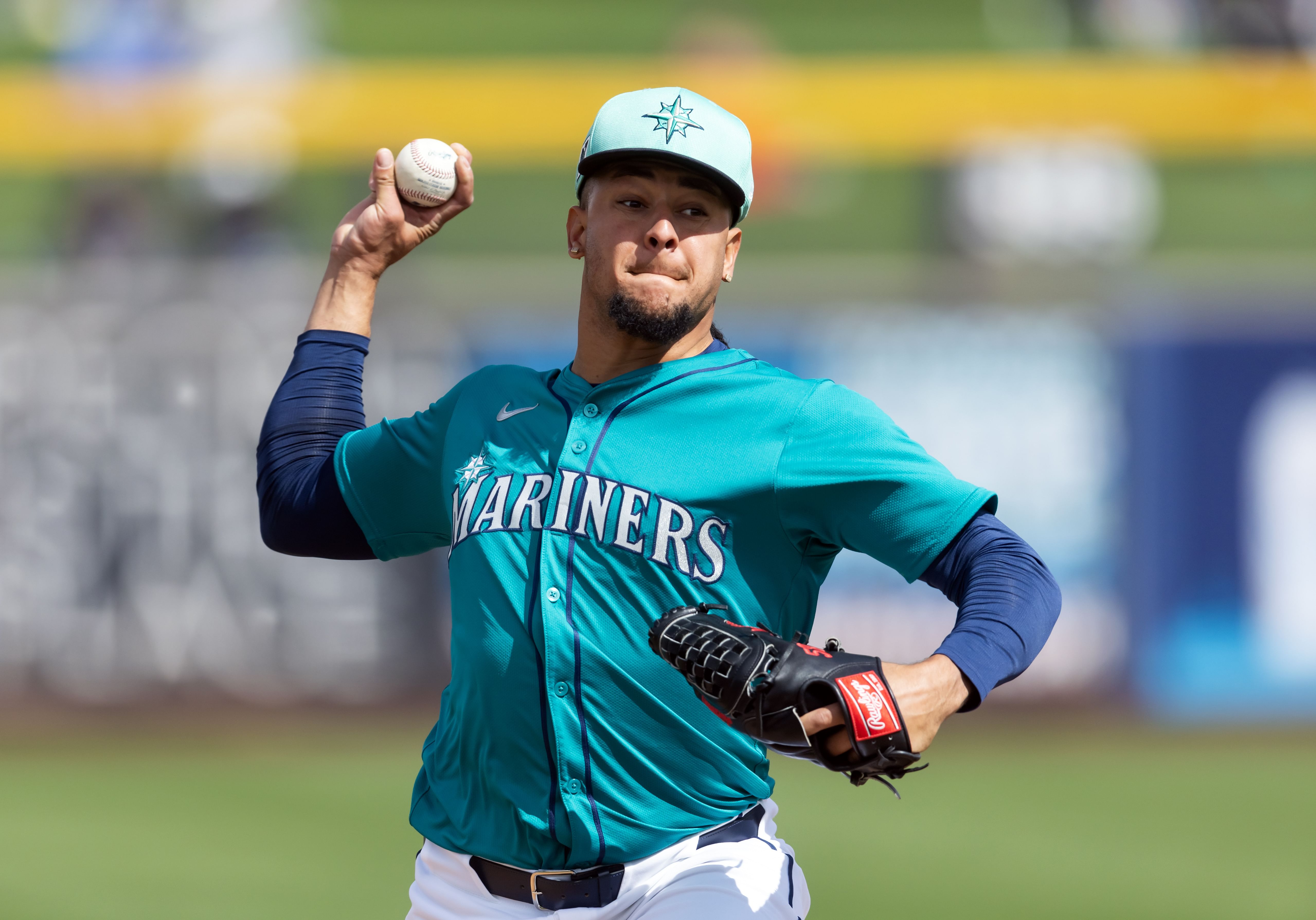 Take the over on Luis Castillo (Imagn)
