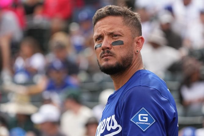 Miguel Rojas drops 2-word reaction to Roki Sasaki’s Dodgers locker room selfie