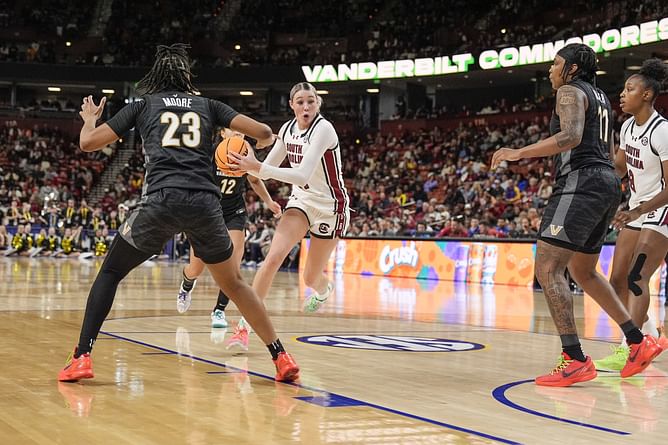 “Chloe Kitts might be the best passing big in the country”: College hoops fans hail South Carolina star as Dawn Staley’s team outclass Vanderbilt