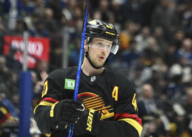 Elias Pettersson makes his feelings known about Canucks fans' roars after he scored a one-time slapper in win over Wild