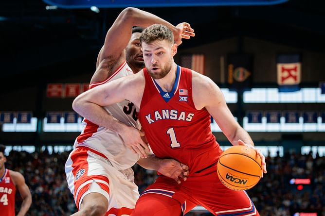Hunter Dickinson stats: How did the Kansas star perform vs Arizona?