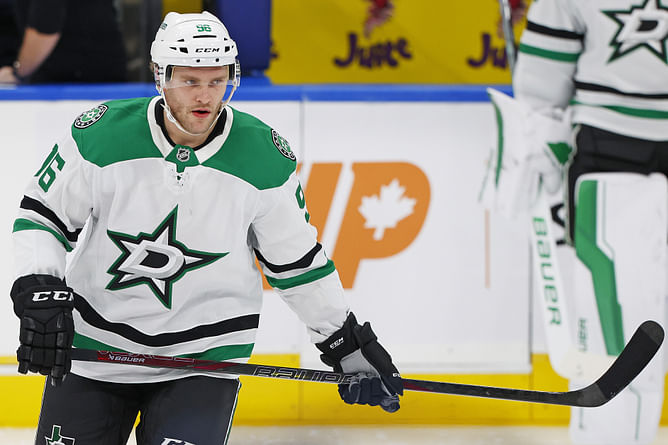 “No one on Dallas gonna stand up for their guy?”: Fans react as Jake Walman rocks Mikko Rantanen with solid open ice hit