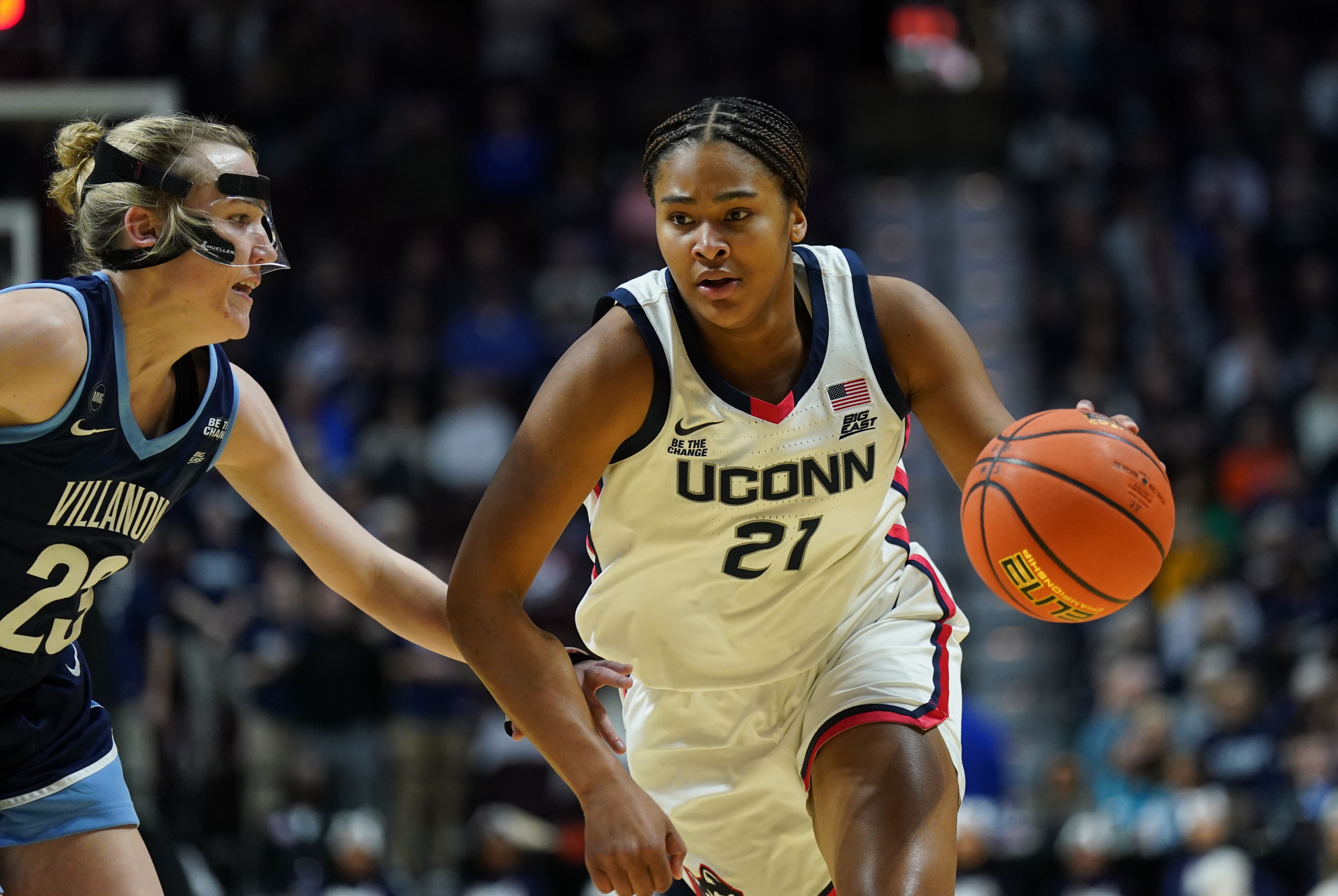 UConn Huskies forward Sarah Strong (#21) drives the ball against Villanova Wildcats guard Maddie Burke (23) in the first half of their Big East semifinal clash at Mohegan Sun Arena. Photo: Imagn