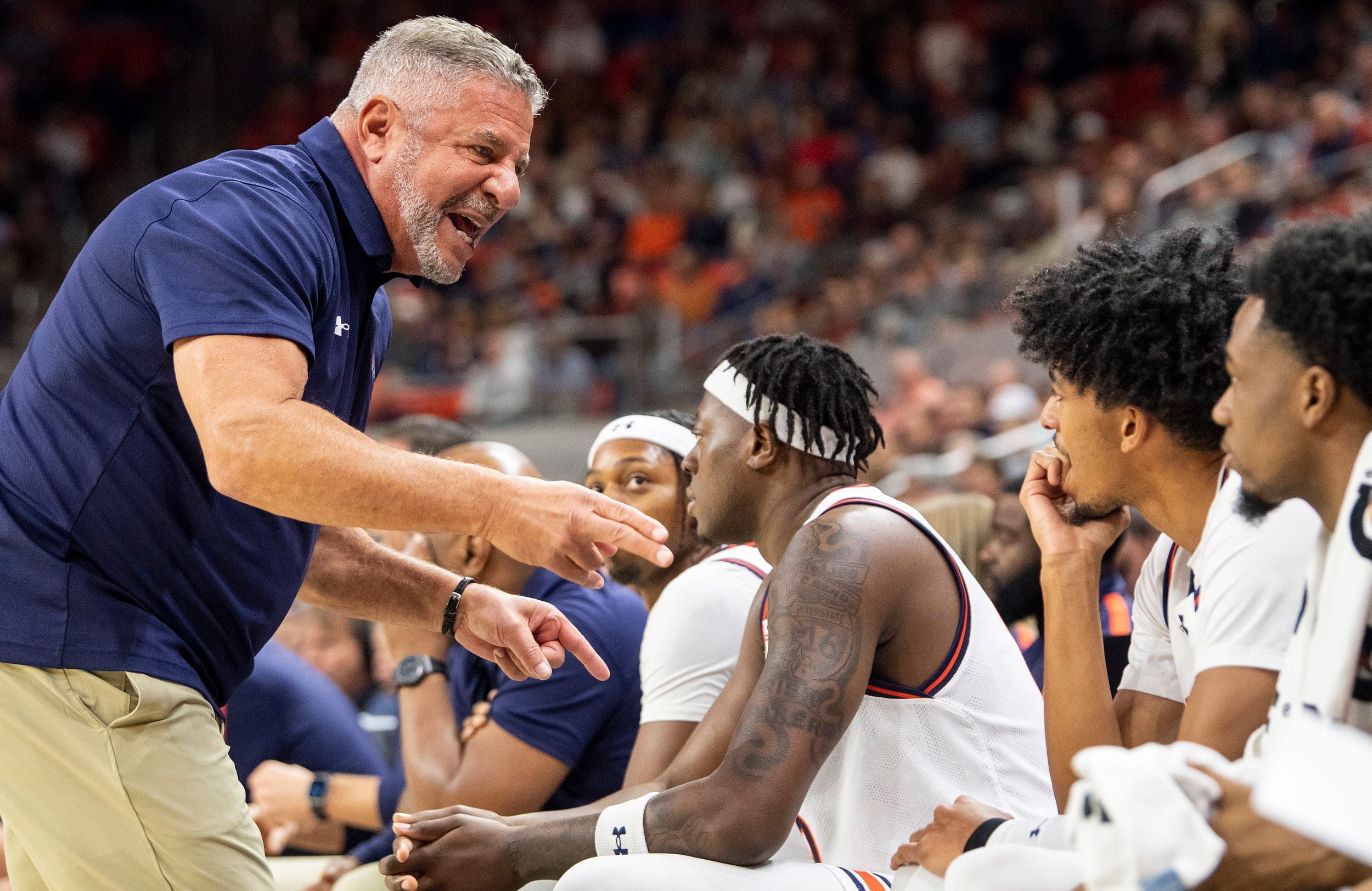 Bruce Pearl talks with his team - Source: Imagn