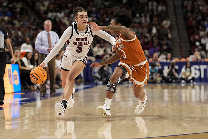 Sophomore Tessa Johnson drops 2-word reaction to sister’s wholesome snap after South Carolina’s SEC title