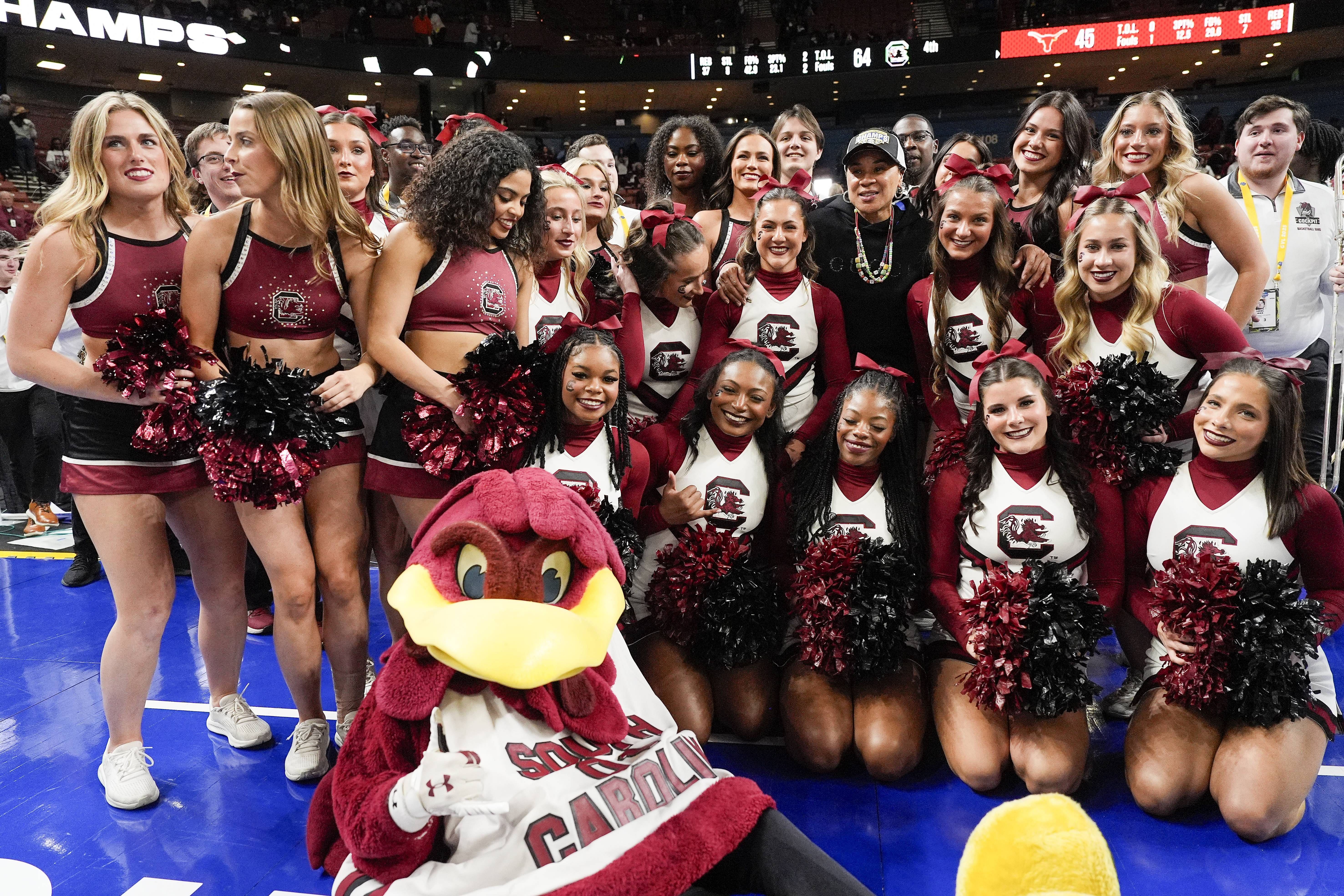 Dawn Staley poses with the cheerleaders - Source: Imagn