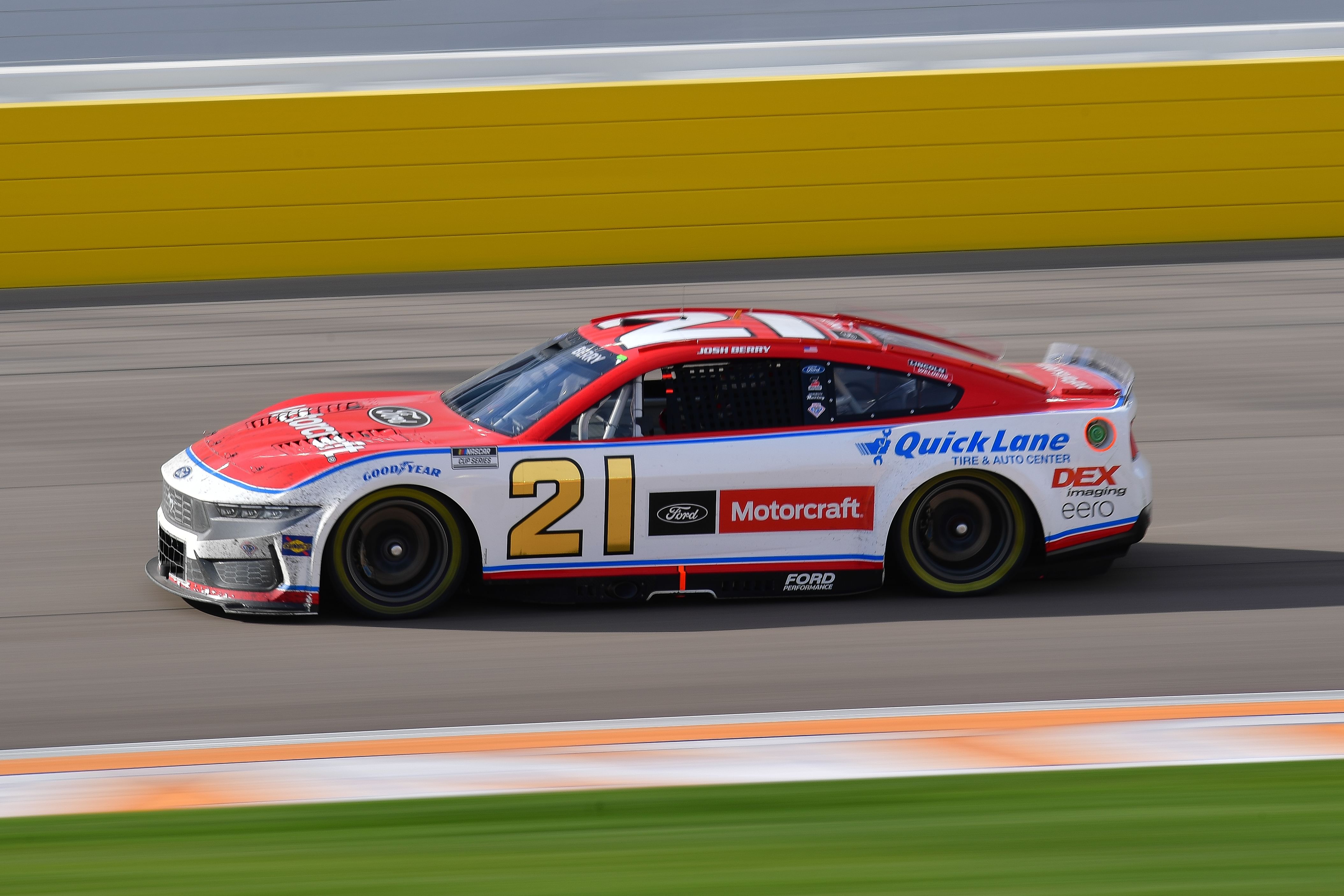  Josh Berry (21) during the Pennzoil 400 at Las Vegas Motor Speedway - Source: Imagn