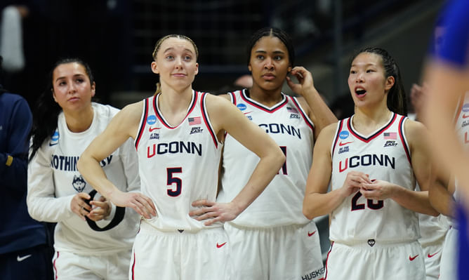 UConn hoopers Sarah Strong & more use 1-word to describe Paige Bueckers
