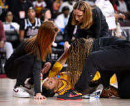 Lindsay Gottlieb holds USC Trojans guard JuJu Watkins’ hand - Source: Imagn