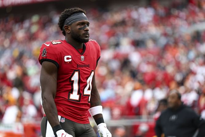 Tom Brady conversations with Josh McDaniels could have led to Chris Godwin’s new deal, former Buccaneers QB suggests