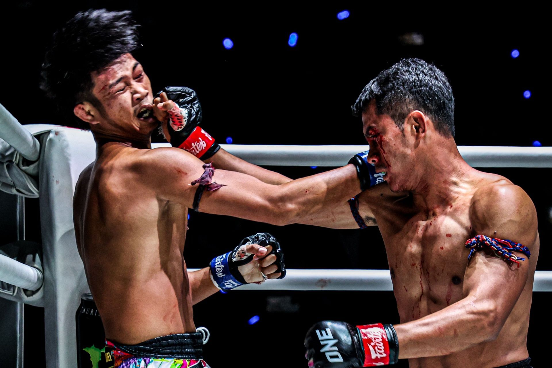 (From right) Chartpayak Saksatoon punched his way to victory against Kongchai Chanaidonmueang at ONE Friday FIghts 98.