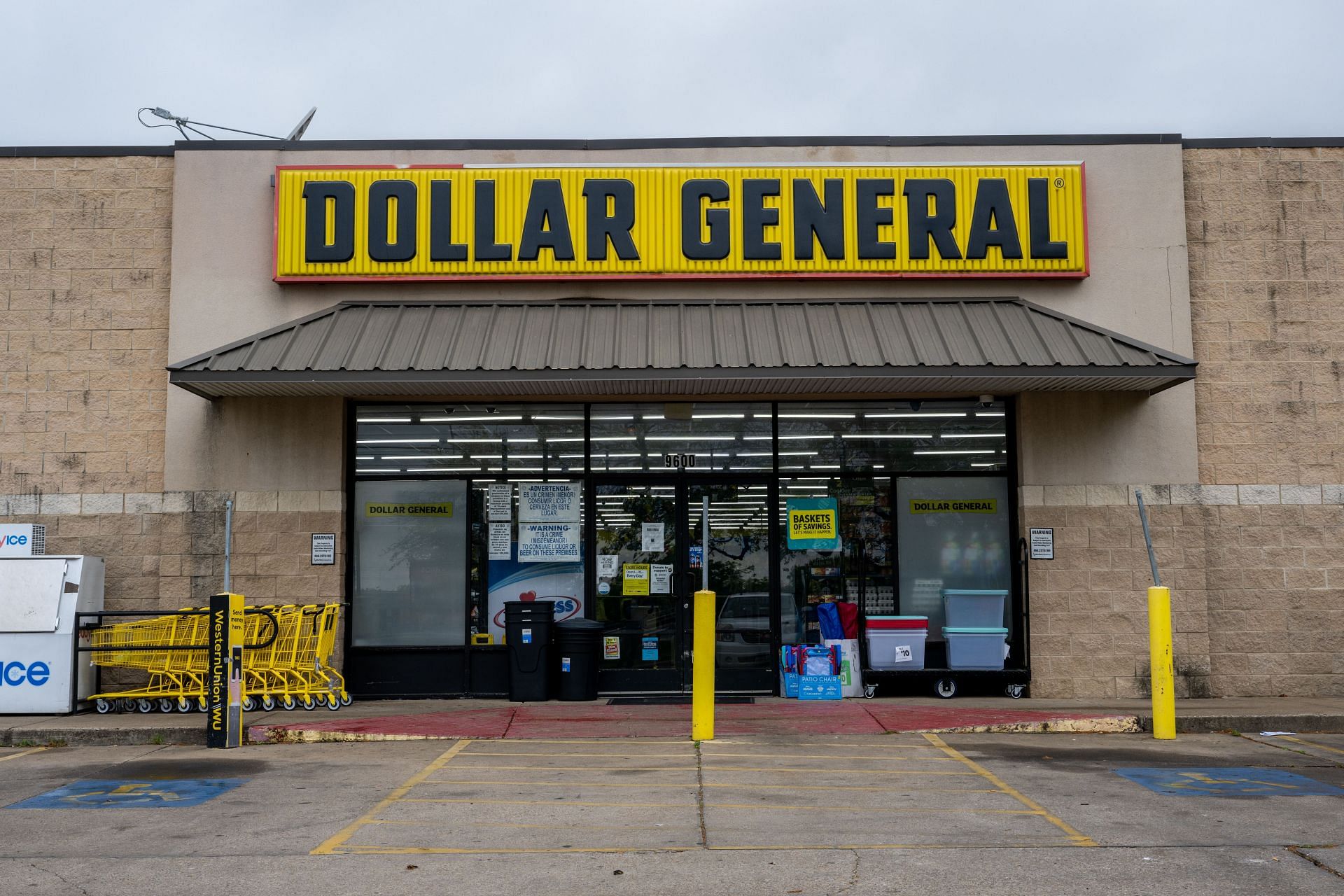 Dollar General Misses Analysts