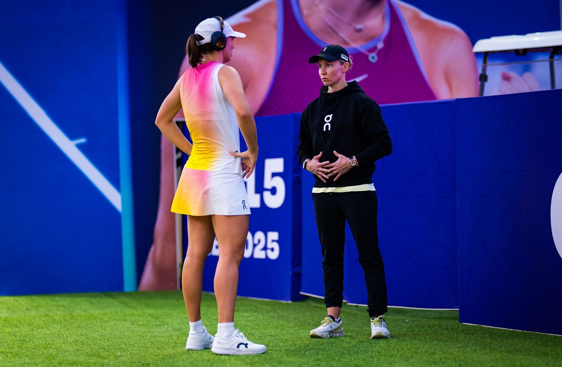 Iga Swiatek &amp; her psychologist Daria Abramowicz in Qatar - Source: Getty