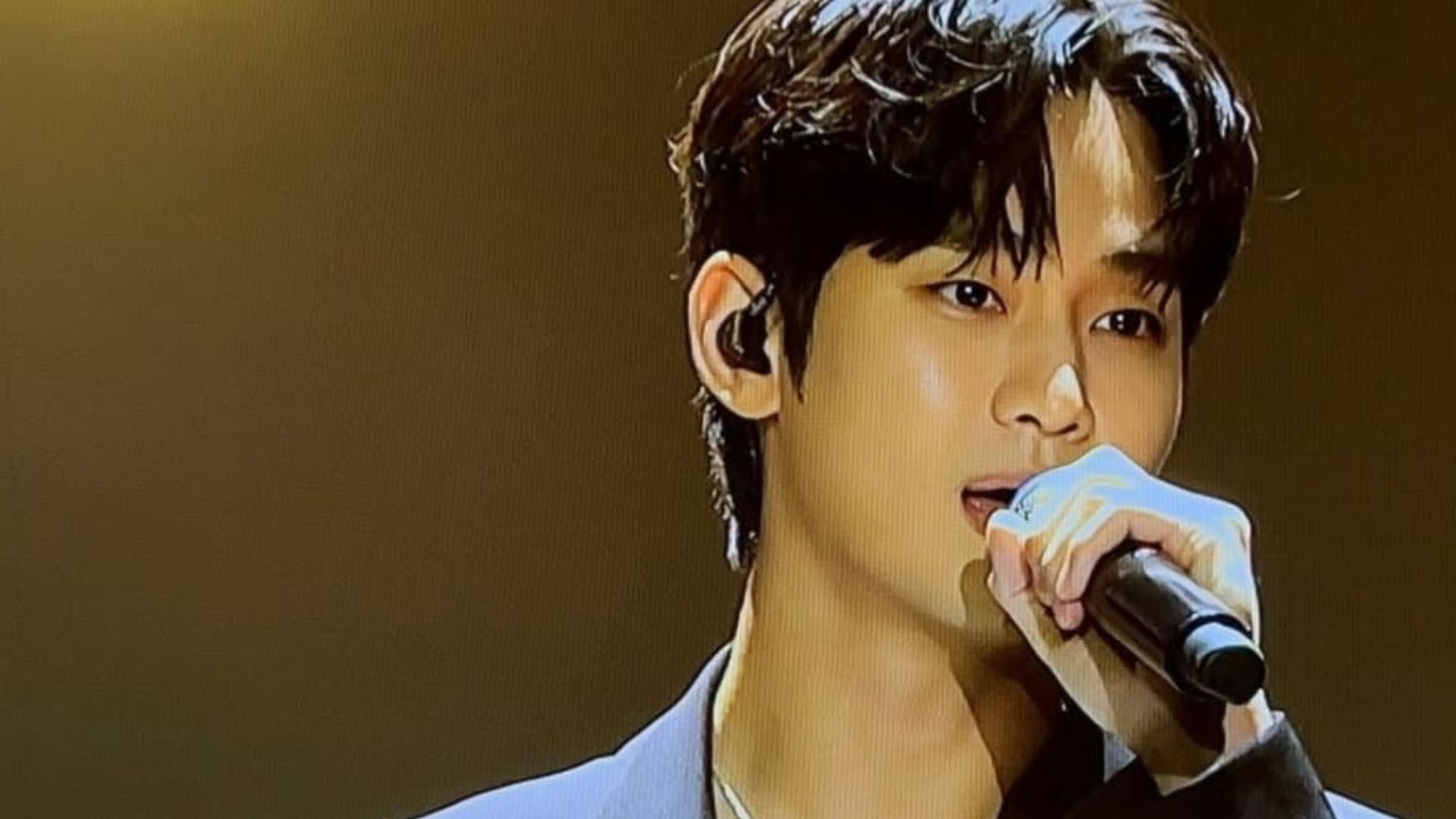 GaroSero alleges Kim Soo-hyun wore Kim Sae-ron’s mother’s shirt in the viral dishwashing photo, warns about upcoming revelations