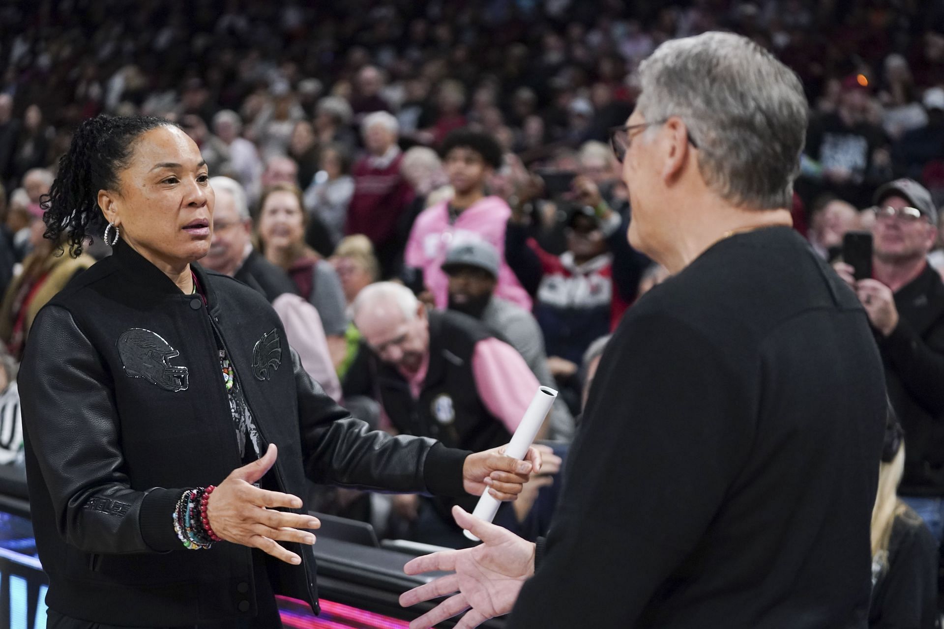 Head coach Dawn Staley, left, of the South Carolina Gamecocks and head coach Geno Auriemma of the UConn Huskies meet before their game at Colonial Life Arena on February 16, 2025. Photo: Getty