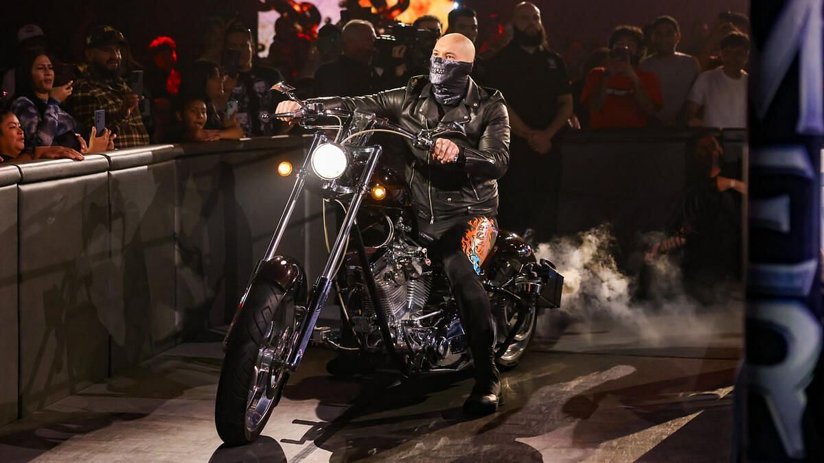पूर्व रेसलर को मिला गोल्ड मेडल (Photo: WWE.com)