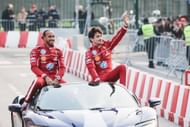 The Scuderia Ferrari HP Lewis Hamilton و Charles Leclerc Pilots خلال عرض تجريبي في الشارع في دائرة المدينة في ميلانو - المصدر: Getty