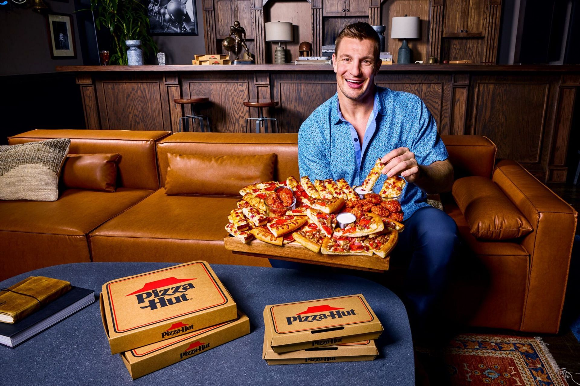 NFL star Gronkowski&#039;s take on the Pizza Chacurterie board (Image via blog.pizzahut.com)