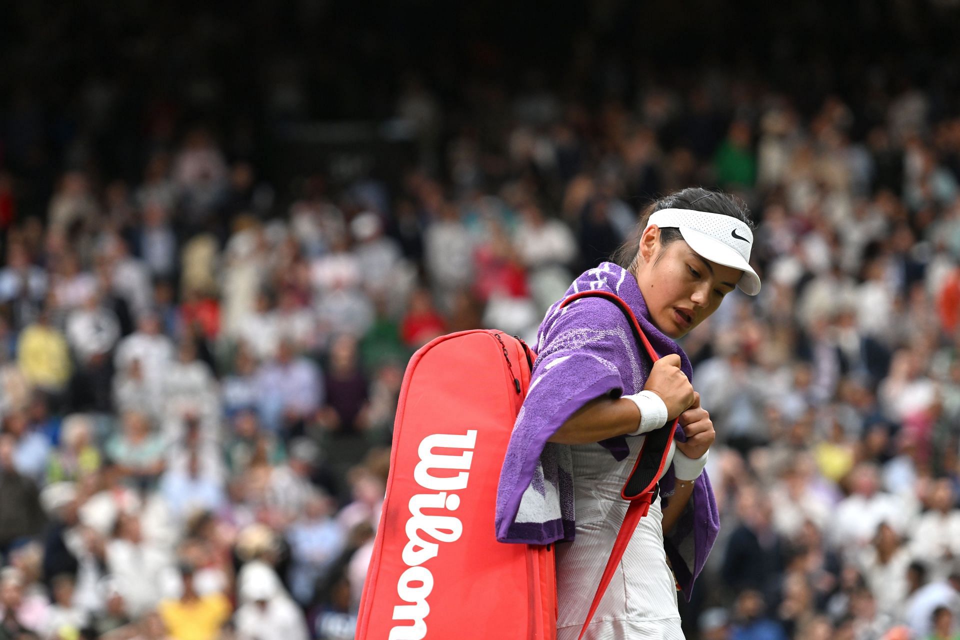 Emma Raducanu leaves Center Court after losing to Lulu Sun at the 2024 Wimbledon Championships (Source: Getty)