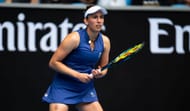 Elise Mertens se prepara para una pelota en el Abierto de Australia 2025 | Fuente de la imagen: Getty