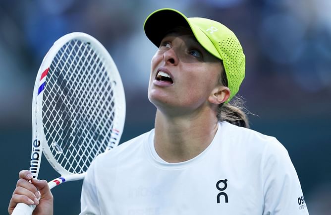 Iga Swiatek's title-less run outside clay reaches new low after Indian Wells SF exit