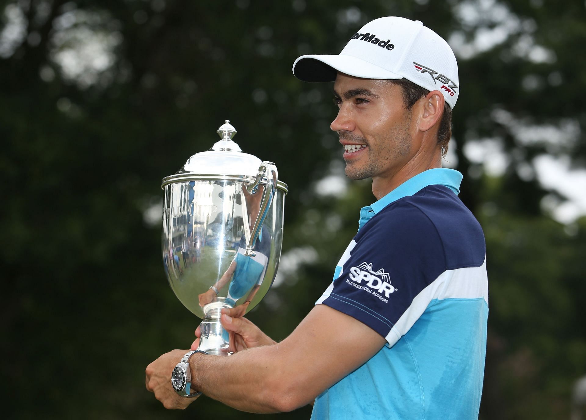 Camilo Villegas after winning the 2014 Wyndham Championship (via Getty)