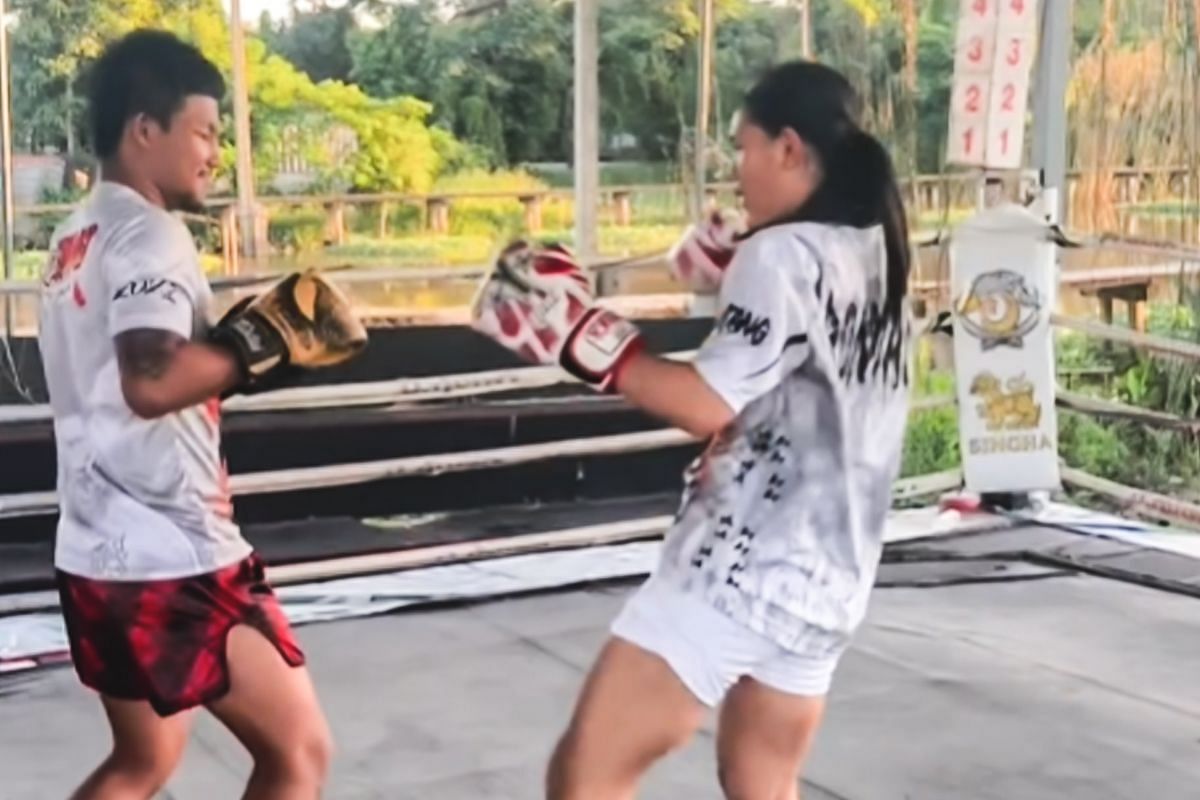 Rodtang training with his wife Aida Looksaikongdin. [Photo via: ONE Championship]