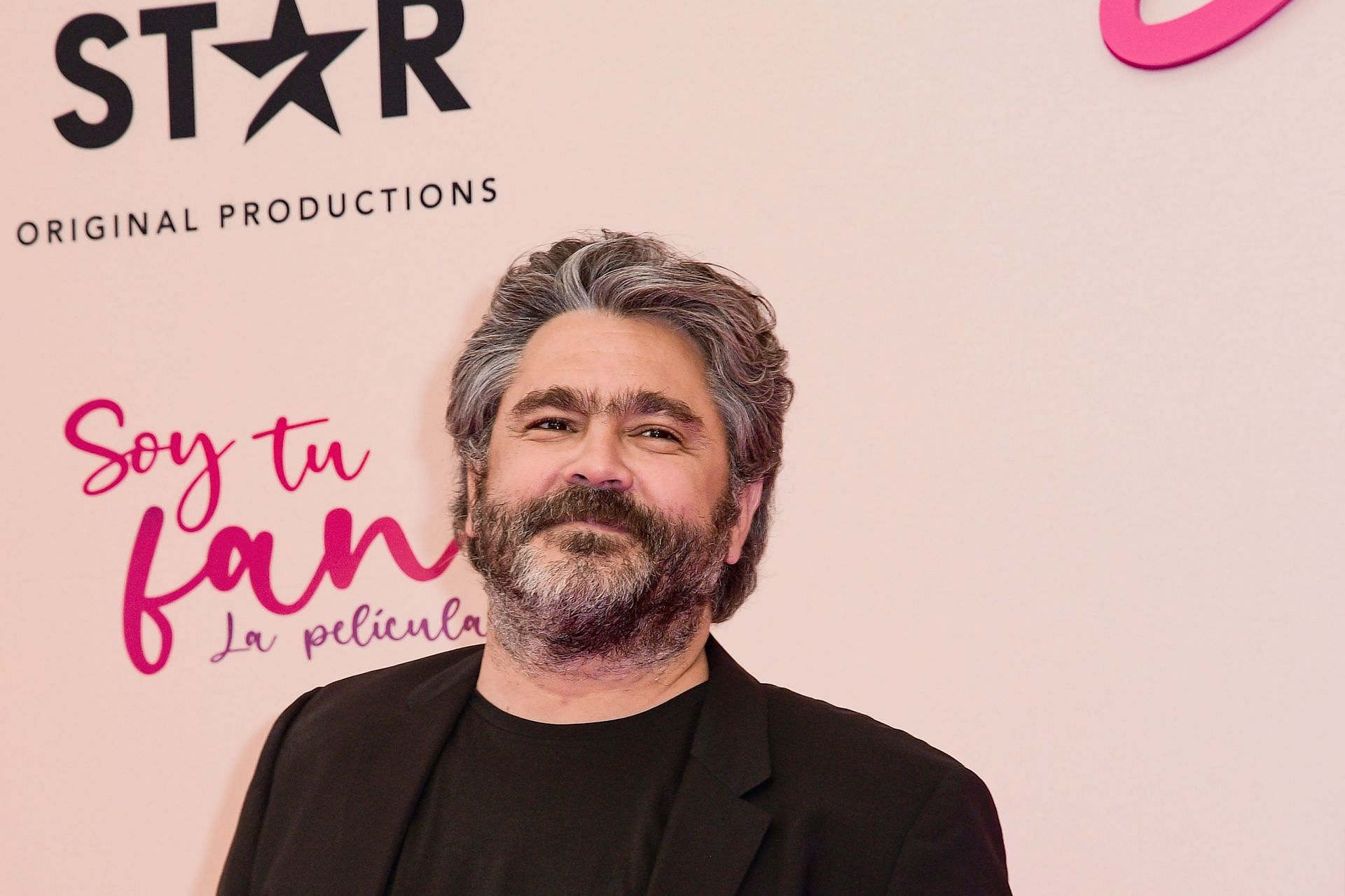 Martin Altomaro at the red carpet for Soy Tu Fan premiere (Image via Getty)