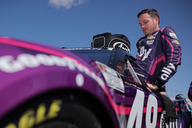 NASCAR insider picks HMS’ driver as favorite to win 2025 Cup race at Las Vegas