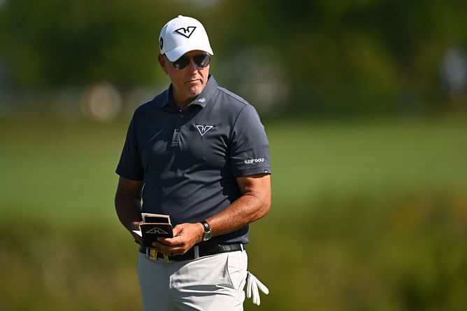 Phil Mickelson drops 2-word reaction on American economist's strong take on 'adulthood'