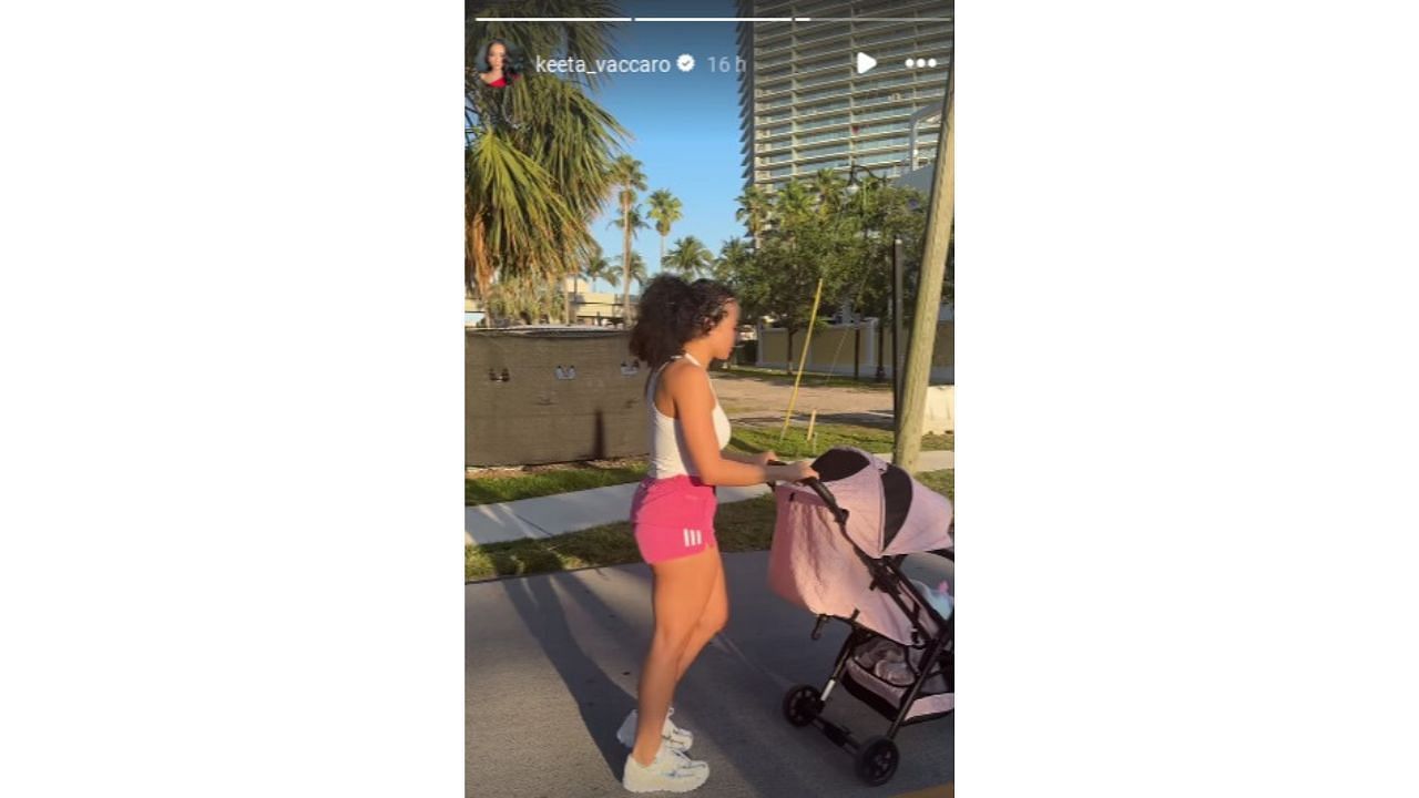 Tyreek Hill&#039;s wife Keeta Vaccaro walking with her daughter Capri (IG/keeta_vaccaro)