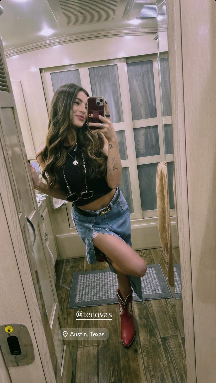 Gianna Tulio flaunting her outfit of the day (Source: @giannatulio via Instagram)