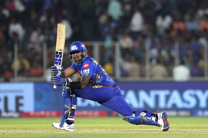 MI vs KKR मैच में सूर्यकुमार यादव ने रचा इतिहास, T20 फॉर्मेट में हासिल की बड़ी उपलब्धि; दिग्गज बल्लेबाजों की लिस्ट में हुए शामिल