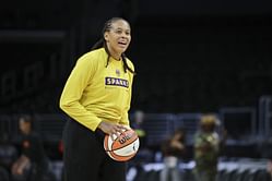 "Little shock as you expect": LSU assistant coach shares hilarious story about Kim Mulkey's viral clipboard moment