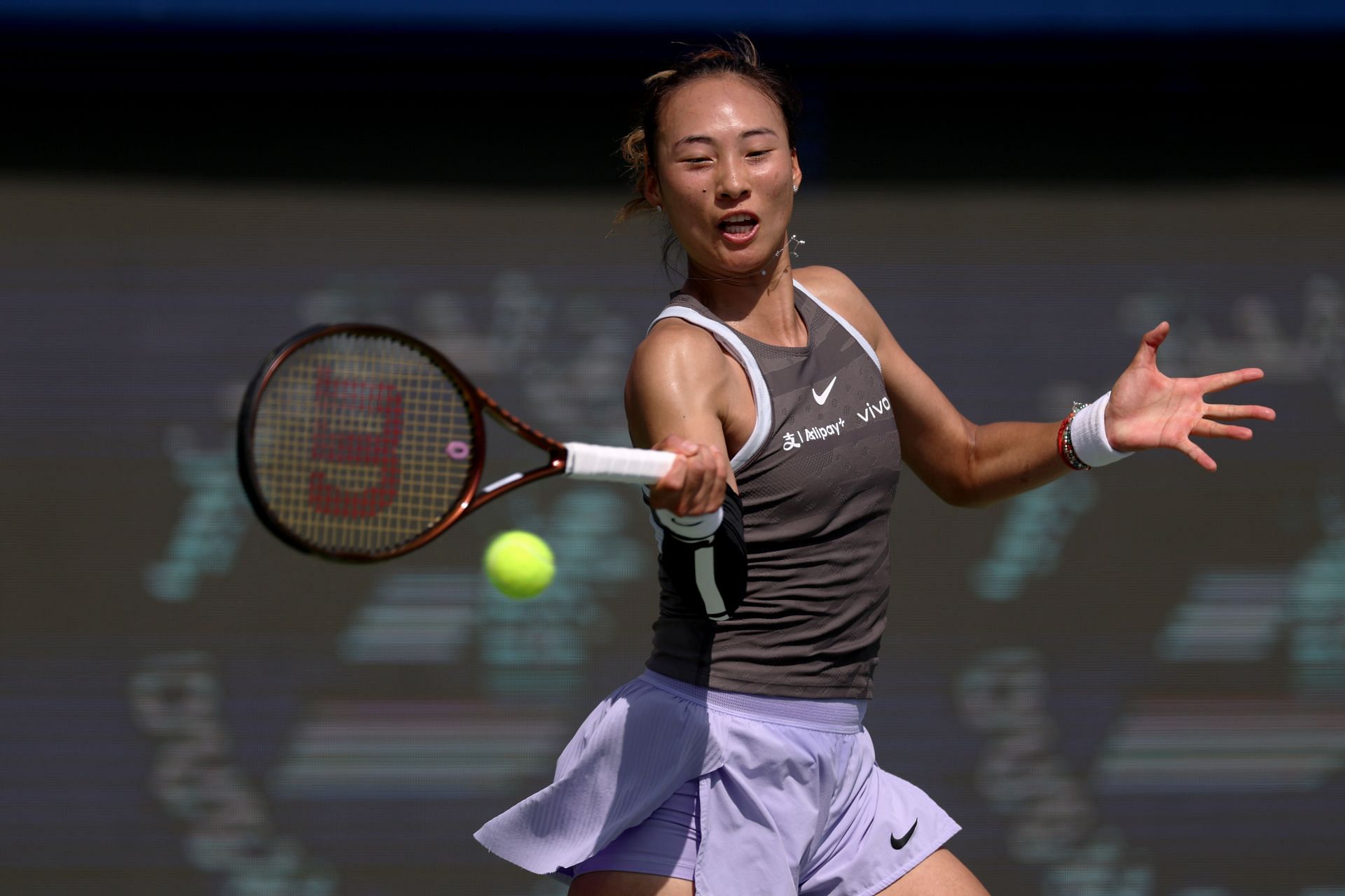 Zheng Qinwen hits a forehand at Dubai Tennis Championships | Image Source: Getty